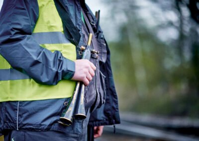 Ein Sicherungsposten mit einem Horn, das dazu verwendet wird ein Warnsignal abzugeben.